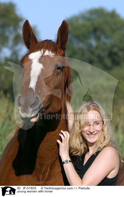 Junge Frau mit Pferd / young woman with horse / IP-01605