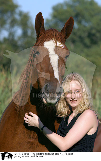 Junge Frau mit Pferd / young woman with horse / IP-01606