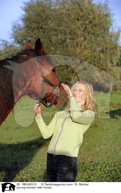 junge Frau mit Pferd / young woman with horse / RR-08315