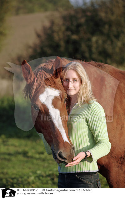 junge Frau mit Pferd / young woman with horse / RR-08317