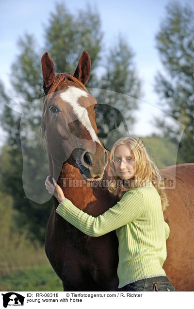 junge Frau mit Pferd / young woman with horse / RR-08318