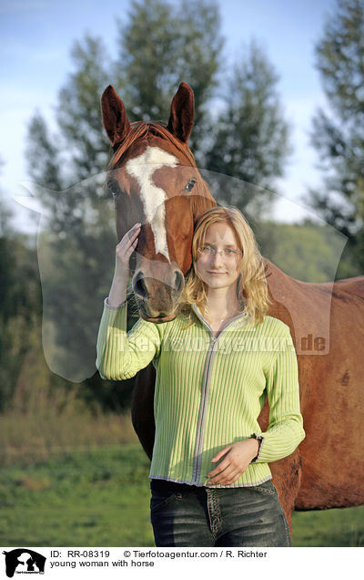 junge Frau mit Pferd / young woman with horse / RR-08319