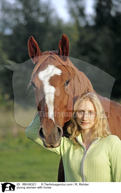 junge Frau mit Pferd / young woman with horse / RR-08321