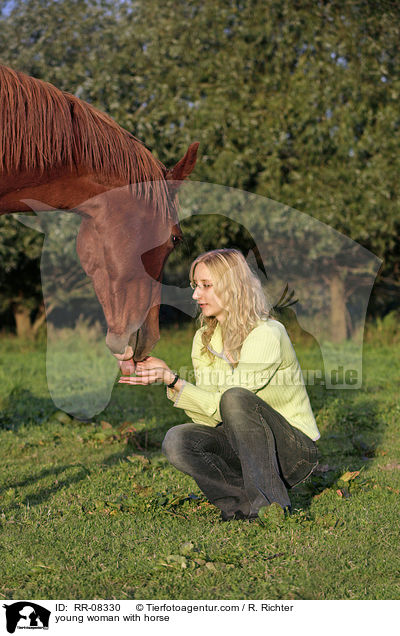 junge Frau mit Pferd / young woman with horse / RR-08330