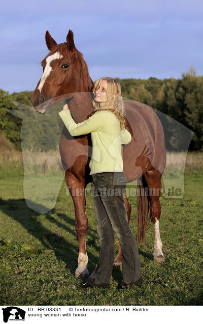 junge Frau mit Pferd / young woman with horse / RR-08331