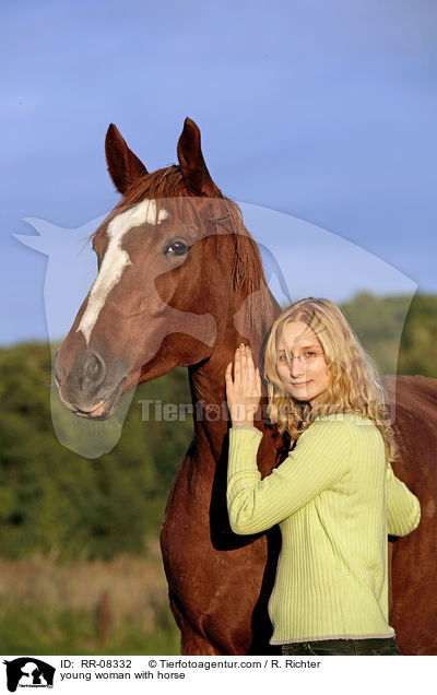 junge Frau mit Pferd / young woman with horse / RR-08332