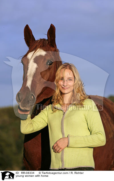 junge Frau mit Pferd / young woman with horse / RR-08334
