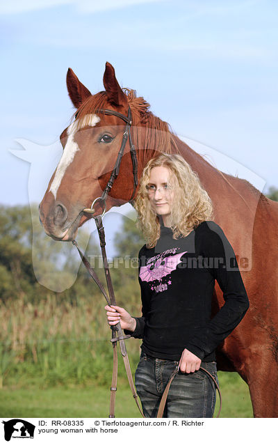 junge Frau mit Pferd / young woman with horse / RR-08335