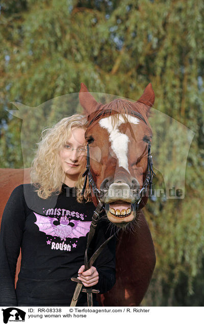 junge Frau mit Pferd / young woman with horse / RR-08338