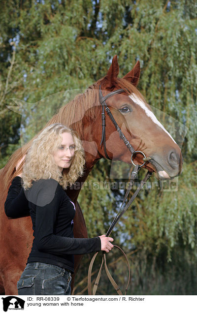 junge Frau mit Pferd / young woman with horse / RR-08339