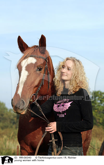 junge Frau mit Pferd / young woman with horse / RR-08340