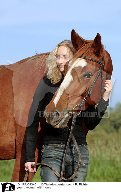 junge Frau mit Pferd / young woman with horse / RR-08345