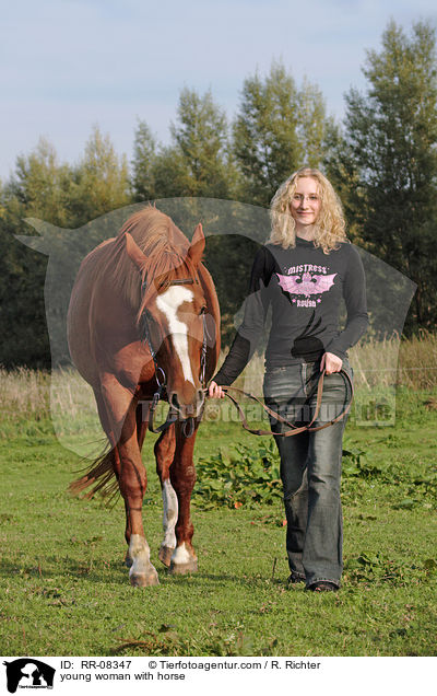 junge Frau mit Pferd / young woman with horse / RR-08347