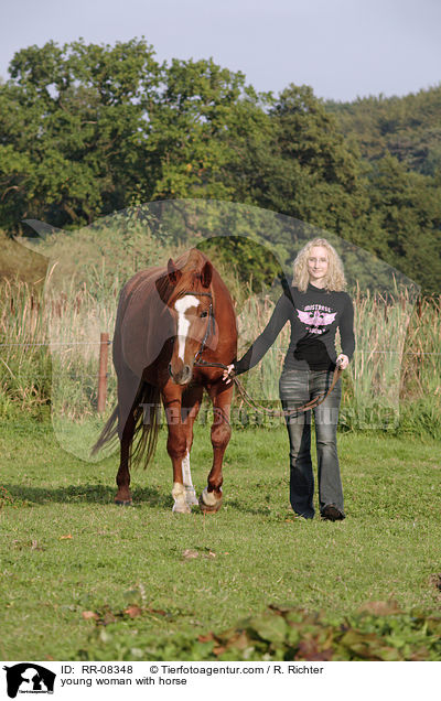 junge Frau mit Pferd / young woman with horse / RR-08348