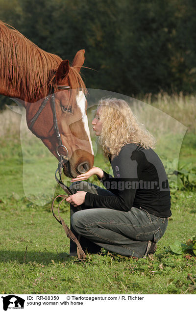 junge Frau mit Pferd / young woman with horse / RR-08350