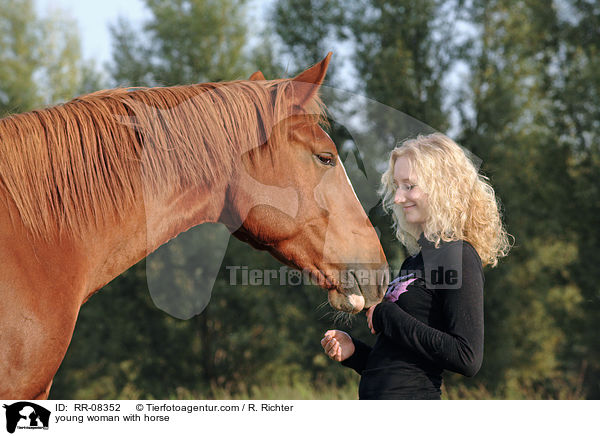 junge Frau mit Pferd / young woman with horse / RR-08352