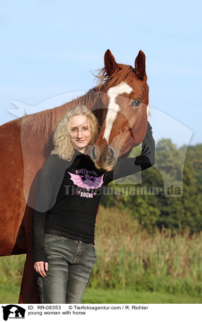 junge Frau mit Pferd / young woman with horse / RR-08353
