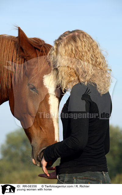 junge Frau mit Pferd / young woman with horse / RR-08356
