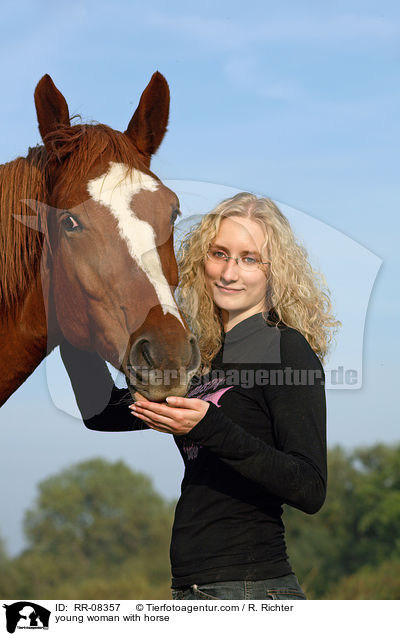 junge Frau mit Pferd / young woman with horse / RR-08357