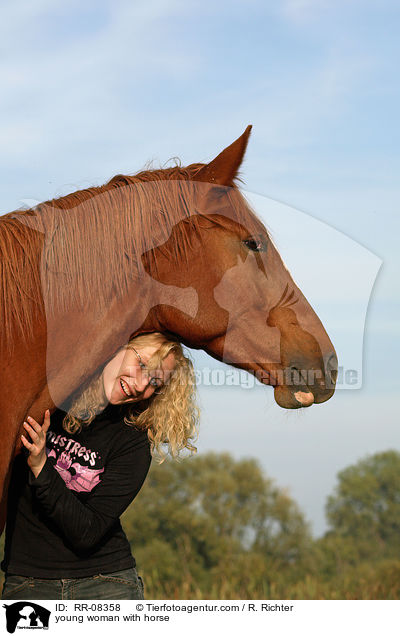 junge Frau mit Pferd / young woman with horse / RR-08358