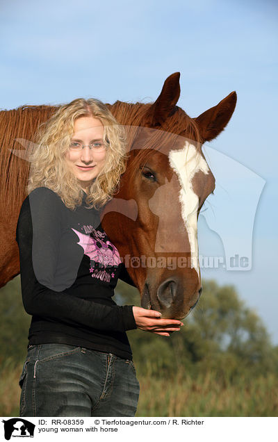 junge Frau mit Pferd / young woman with horse / RR-08359