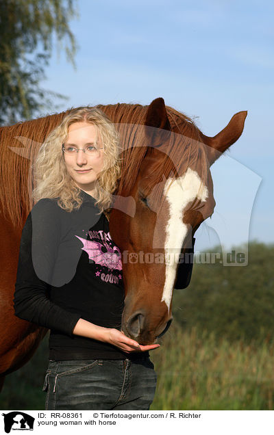 junge Frau mit Pferd / young woman with horse / RR-08361