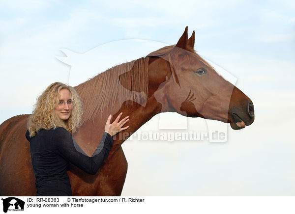junge Frau mit Pferd / young woman with horse / RR-08363