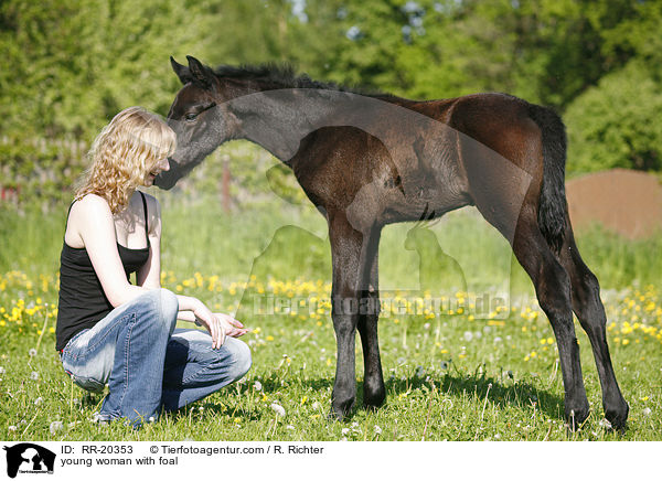 junge Frau mit Fohlen / young woman with foal / RR-20353