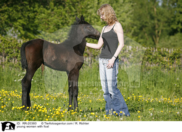 junge Frau mit Fohlen / young woman with foal / RR-20360