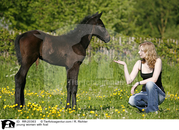 junge Frau mit Fohlen / young woman with foal / RR-20363