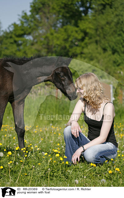 junge Frau mit Fohlen / young woman with foal / RR-20369