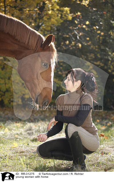 junge Frau mit Deutschem Sportpferd / young woman with horse / RR-31275
