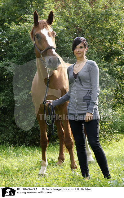 junge Frau mit Stute / young woman with mare / RR-34741