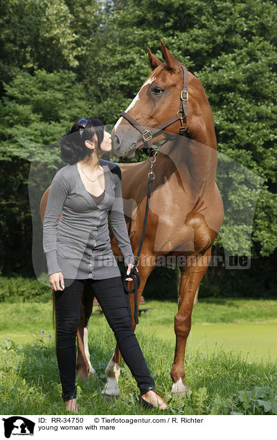 junge Frau mit Stute / young woman with mare / RR-34750
