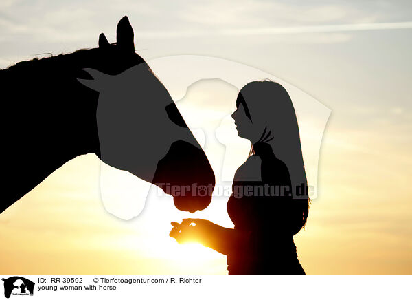 junge Frau mit Pferd / young woman with horse / RR-39592