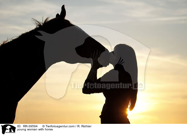 junge Frau mit Pferd / young woman with horse / RR-39594