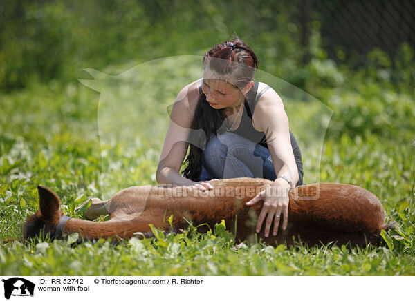Frau mit Fohlen / woman with foal / RR-52742
