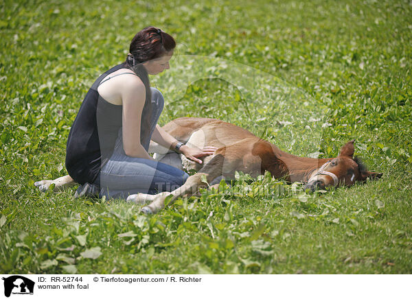 Frau mit Fohlen / woman with foal / RR-52744
