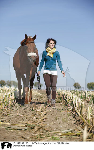 Frau mit Pferd / woman with horse / RR-57185