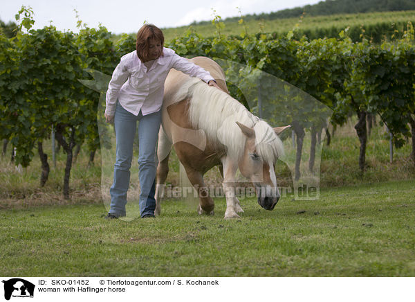 Frau mit Haflinger / woman with Haflinger horse / SKO-01452