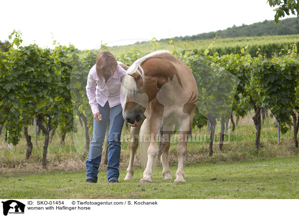 Frau mit Haflinger / woman with Haflinger horse / SKO-01454