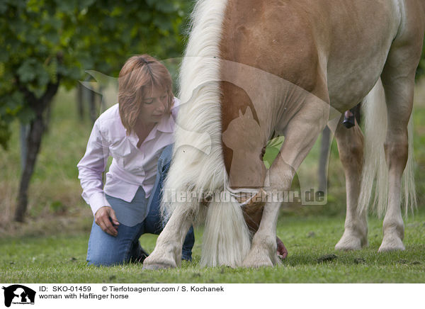 Frau mit Haflinger / woman with Haflinger horse / SKO-01459