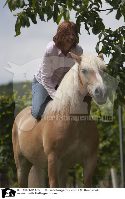Frau mit Haflinger / woman with Haflinger horse / SKO-01489