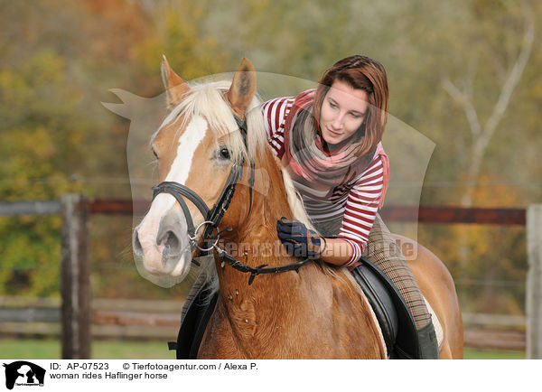 Frau reitet Haflinger / woman rides Haflinger horse / AP-07523