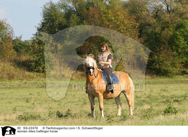 Frau reitet Haflinger / woman rides haflinger horse / SS-22478