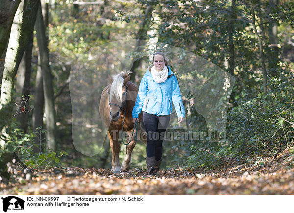 Frau mit Haflinger / woman with Haflinger horse / NN-06597