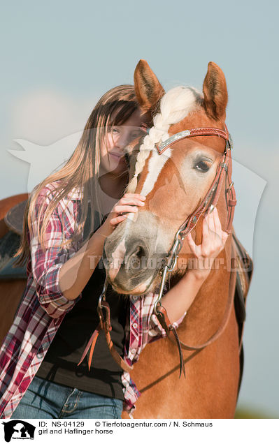 Mdchen und Haflinger / girl and Haflinger horse / NS-04129
