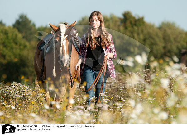 Mdchen und Haflinger / girl and Haflinger horse / NS-04134