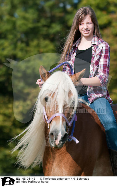 Mdchen reitet Haflinger / girl rides Haflinger horse / NS-04143
