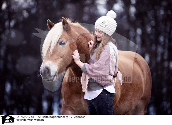 Haflinger mit Frau / Haflinger with woman / VJ-01763
